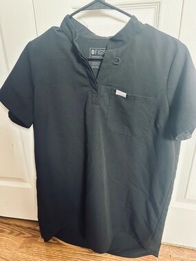 FIGS women’s  Black V-Neck Scrub Top with Chest Pocket